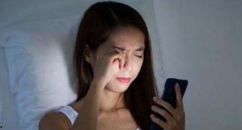 女生熬夜娱乐吃瓜酱视频